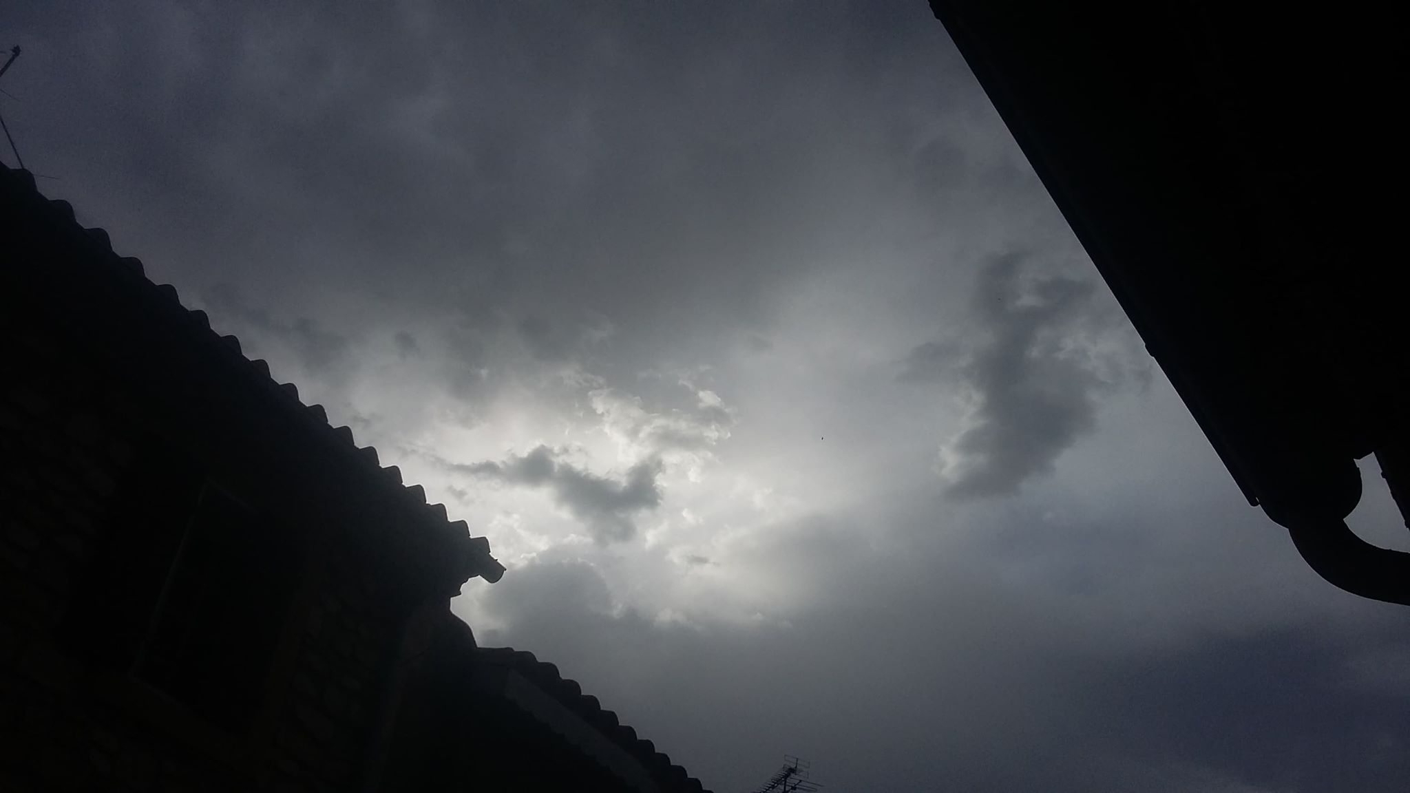PHOTOS DU CIEL NUAGEUX ET ORAGEUX DIVERS