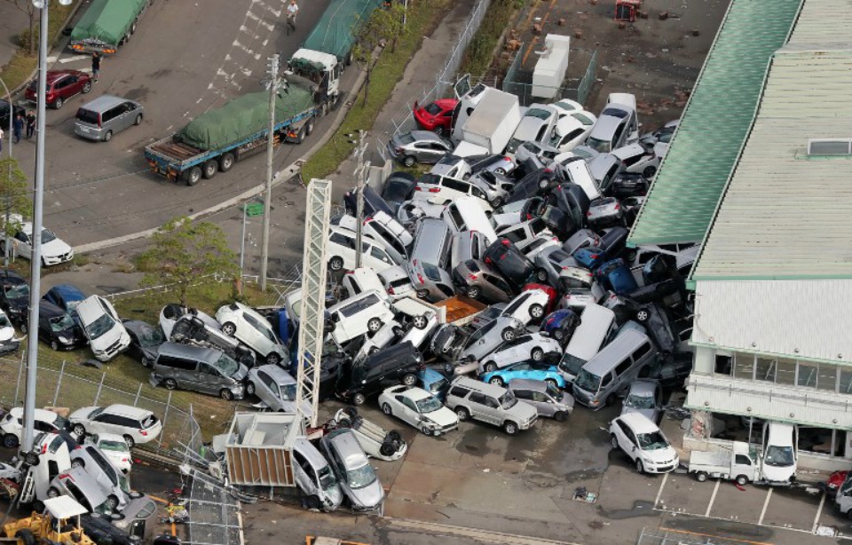 Le 14.09.2018:Japon: Le typhon Jebi fait onze mort, l'aéroport d'Osaka à l'arrêt et un séisme de 6,6 sur l'île d'Hokkaido