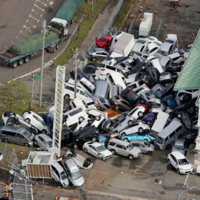 Le 14.09.2018:Japon: Le typhon Jebi fait onze mort, l'aéroport d'Osaka à l'arrêt et un séisme de 6,6 sur l'île d'Hokkaido