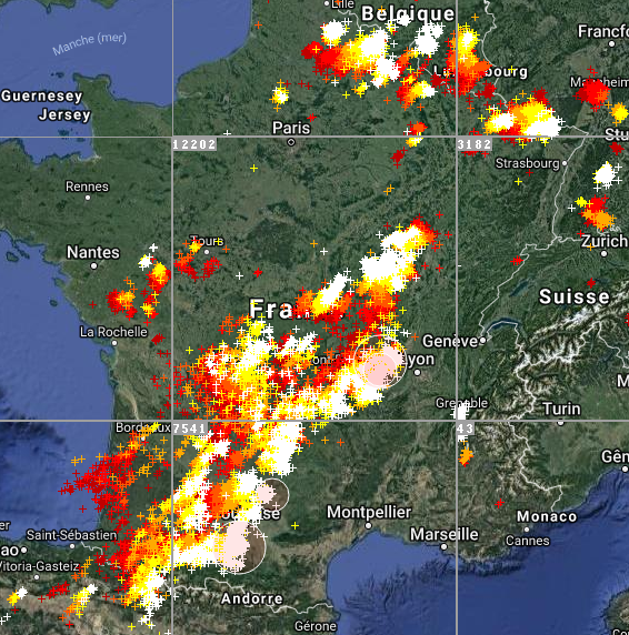 Le 4.07.2018: Video à 19h50 Violent orages sur la France actuellement en cours. 31 départements en alerte orange pour risque d orages violent.